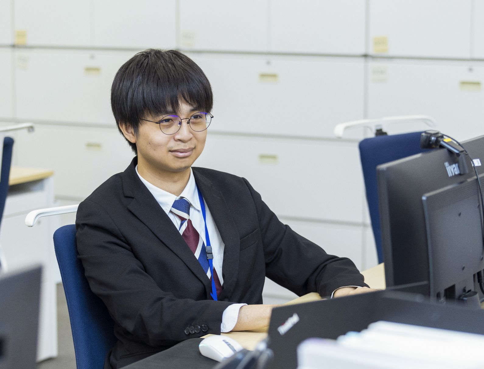 社内のDX推進の一環で1年目にして生成AIシステムの導入・開発を任せられ、様々な人の協力を得て無事リリースに漕ぎつけることができた！